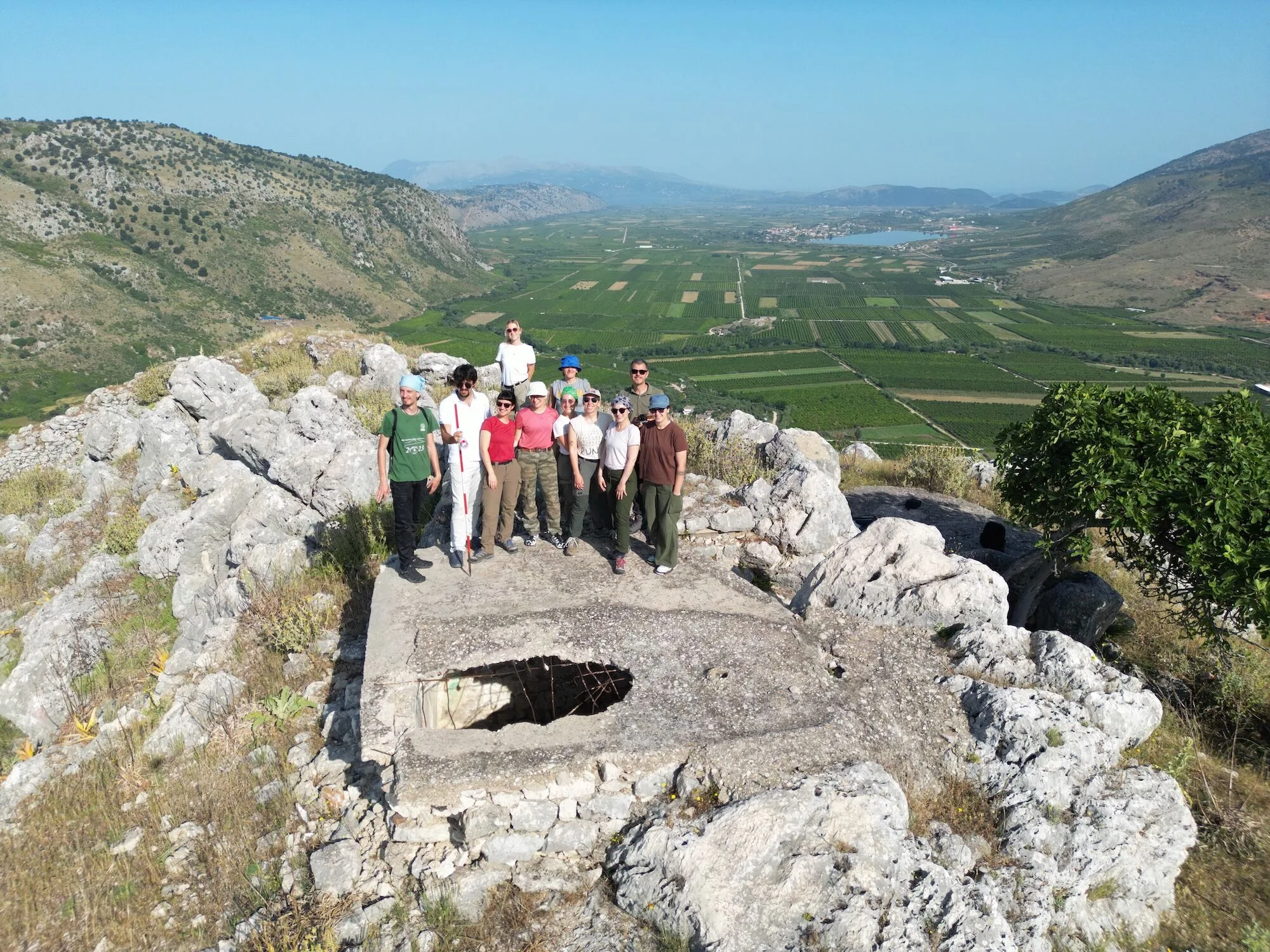 2025. Foto di Gruppo sulla sommità della collina